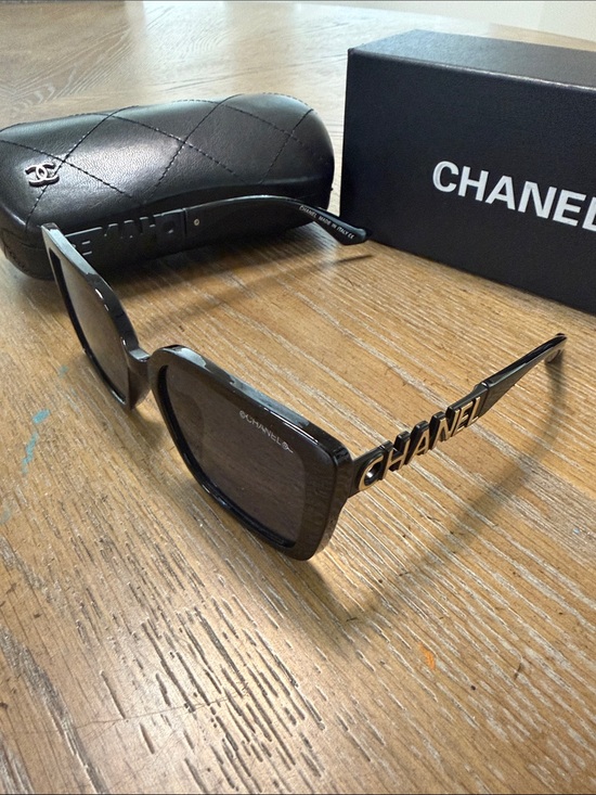 CHANEL Black Oversized Square Women\'s Sunglasses main image 6